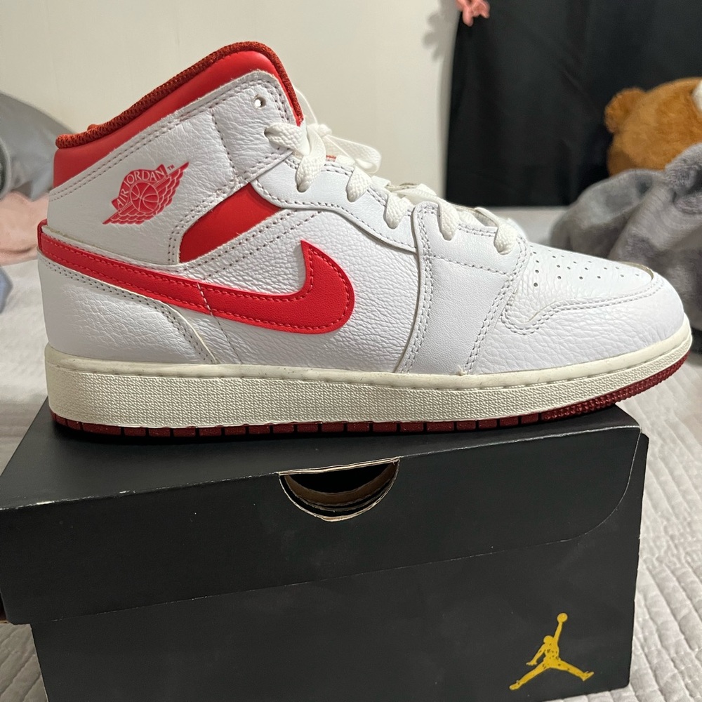 Nike White and Red Sneakers Classic Design